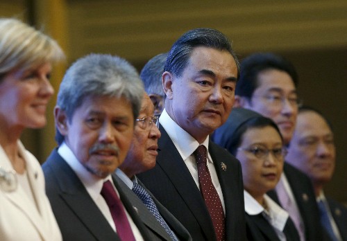 Từ trái sang phải, ngoại trưởng Australia, Brunei, Campuchia, Trung Quốc và Indonesia dự một cuộc họp trong khuôn khổ Hội nghị Ngoại trưởng ASEAN tại Malaysia. Ảnh: Reuters