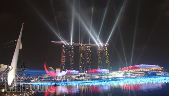 Vịnh Marina, địa điểm nổi tiếng Singapore tỏa sáng trong đêm.