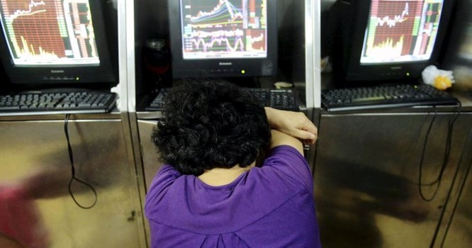 Nhà đầu tư ngủ gục trước màn hình một sàn chứng khoán ở Thanh Đảo, Sơn Đông, Trung Quốc, 31/07/2015 - REUTERS/China Daily.