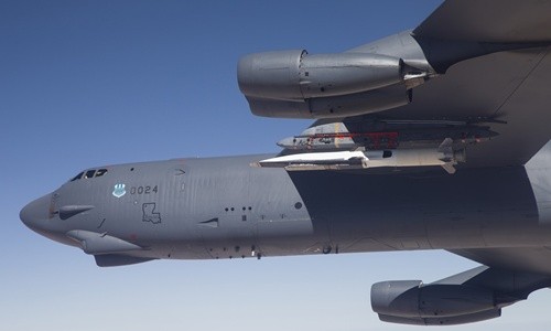 Máy bay B-52 của Mỹ mang theo phương tiện bay siêu thanh X-51 tới bãi thử nghiệm hồi tháng 5/2013. Ảnh: U.S Air Force