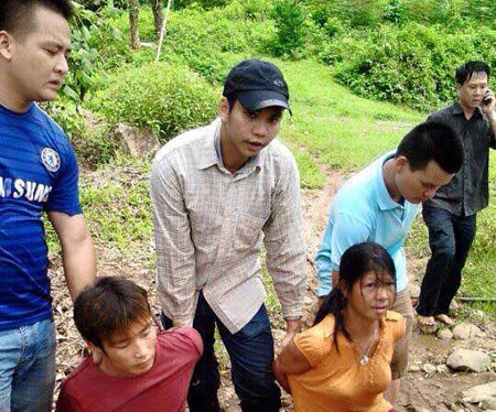 Đặng Văn Hùng và người phụ nữ đi cùng Nguyễn Thị Hán khi bị bắt ở địa phận xã Khánh Hòa (Lục Yên). Ảnh: Báo Yên Bái.