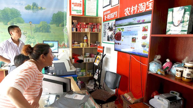 Người dân đến xem mua hàng ở cửa hàng của Alibaba ở thôn Kim Gia, TP Đồng Lư, tỉnh Chiết Giang. Tập đoàn bán lẻ qua mạng cho rằng thị trường nông thôn sẽ đem lại doanh thu đến 74 tỉ USD - Ảnh: Reuters
