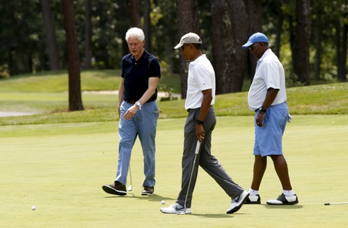 Tổng thống Mỹ Obama (giữa) chơi golf cùng cựu tổng thống Clinton (trái) ở một hòn đảo. Ảnh: Reuters