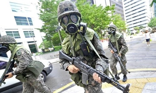 Binh sĩ Hàn Quốc tham gia diễn tập chống khủng bố bên lề tập trận quân sự chung Mỹ - Hàn Ulchi Freedom Guardian ở thủ đô Seoul năm 2014. Ảnh: AFP.