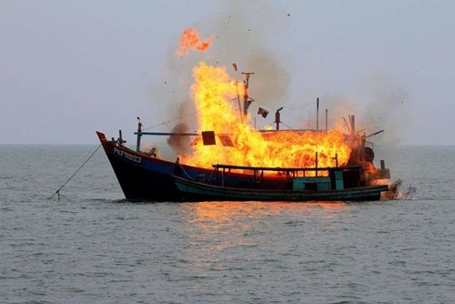 Một tàu cá Malaysia bị Indonesia phá hủy hôm nay. Ảnh: AFP.