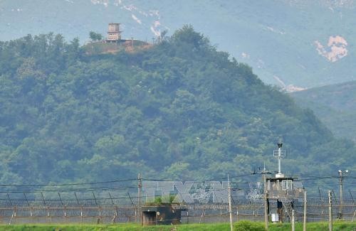 Tiền đồn quân sự Hàn Quốc (phía dưới) và Triều Tiên (phía trên) được nhìn từ thành phố biên giới Paju ngày 21/8. Ảnh: AFP/TTXVN