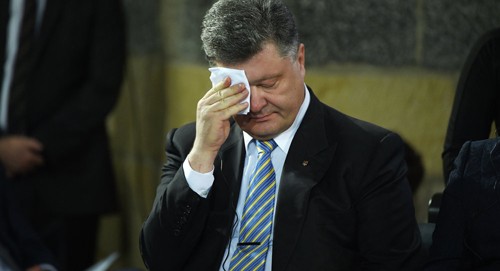 Tổng thống Petro Poroshenko đang đối mặt với nhiều khó khăn. Ảnh: Reuters
