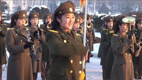 Những nữ quân nhân quân nhạc Bắc Triều Tiên biểu diễn trong ánh nắng chiều