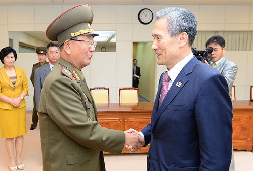 Cố vấn an ninh quốc gia Hàn Quốc Kim Kwan-jin (phải) và Chủ nhiệm Tổng cục chính trị quân đội Triều Tiên Hwang Pyong-so sau khi kết thúc đàm phán. Ảnh: Yonhap/ TTXVN