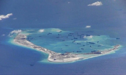 Hình ảnh cắt từ video giám sát của máy bay trinh sát P-8A Poseidon thuộc hải quân Mỹ hôm 21/5 cho thấy tàu nạo vét Trung Quốc ngang nhiên hoạt động ở bãi đá Vành Khăn thuộc quần đảo Trường Sa của Việt Nam. Ảnh: Reuters