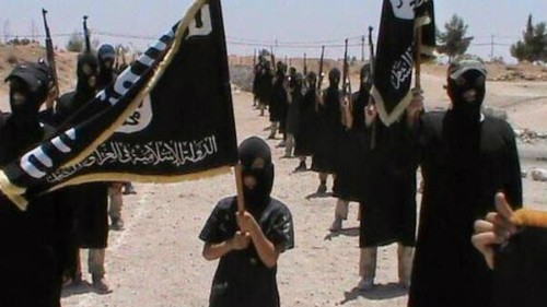 IS bắt cóc trẻ em để huấn luyện chúng trở thành những sát thủ sẵn sàng hy sinh vì tổ chức. Ảnh minh họa: Alarabiya