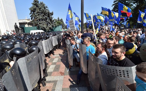 Xung đột giữa người biểu tình và cảnh sát Ukraine tại Kiev ngày 31/8. Ảnh: AFP/TTXVN