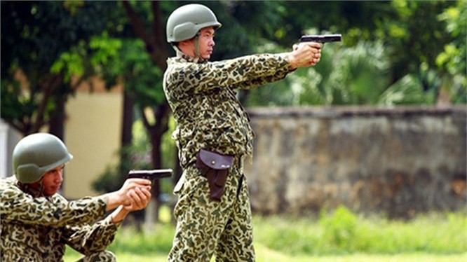 Lính đặc công luyện tập tác chiến chống khủng bố