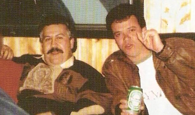 Kẻ sát nhân: 'Popeye' Vasquez (phải) đã giết hơn 300 người và ra lệnh giết 3.000 (trái) trong triều đại khủng bố Pablo Escobar