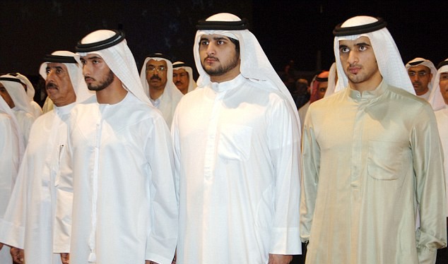 Anh em: Rashid (phải) chụp chung với anh em của ông Sheikh Majid (trái) và Sheikh Maktoum trong năm 2007