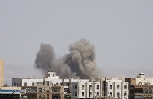 Cột khói bốc lên tại thủ đô Sanaa, Yemen, hôm nay sau một đợt không kích của liên minh do Arab Saudi dẫn đầu. Ảnh: Reuters.