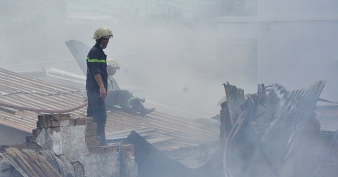 Đám cháy khiến hàng trăm m2 nhà xưởng của Công ty may bị chay rụi cùng tài sản.