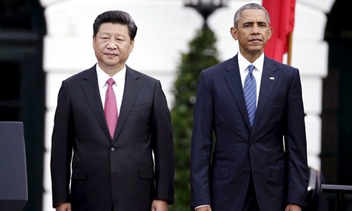 Chủ tịch Trung Quốc Tập Cận Bình đứng cạnh Tổng thống Mỹ Barack Obama khi cùng chứng kiến nghi thức chào mừng của Nhà Trắng. Ảnh: Reuters