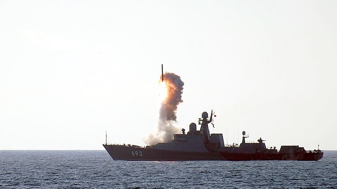 chiến hạm mang tên lửa "Dagestan" dự án 11.661 phóng tên lửa "Kalibr"
