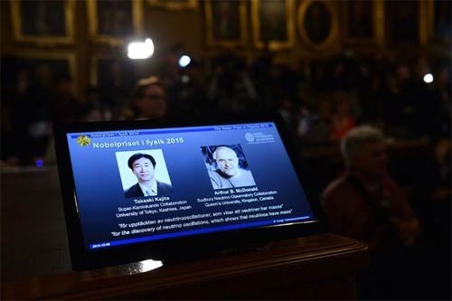 Hai nhà khoa học Takaaki Kajita và Arthur B.McDonald cùng chia nhau giải thưởn Nobel Vật lý 2015. (ảnh: CNN)