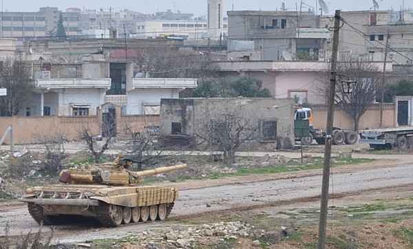 Xe tăng quân đội Syria tiến vào thành phố