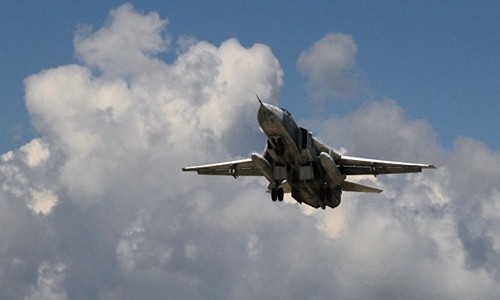 Một chiếc Su-24 cất cánh từ căn cứ ở Latakia, Syria, để không kích Nhà nước Hồi giáo. Ảnh: Sputnik.
