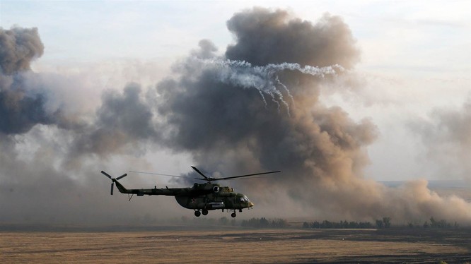 Clip...choáng ở Syria: Trực thăng Mi-8 vẫn bay sau khi dính tên lửa của IS