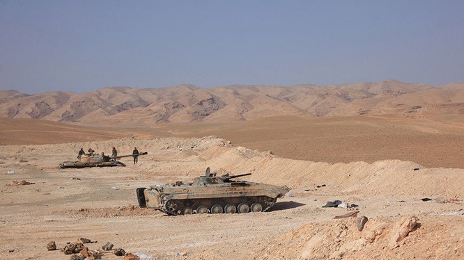 Tăng, thiết giáp quân đội Syria phòng thủ Palmura