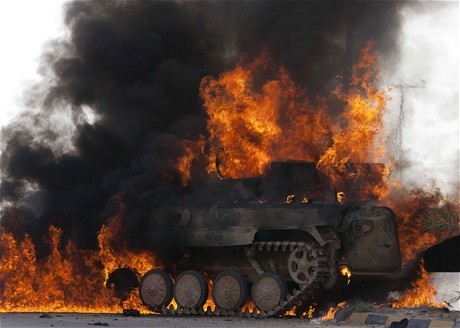 Xe tăng IS dính tên lửa của dân quân người Kurd, phụt lửa bốc cháy