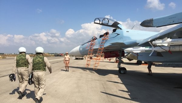 Phi công Nga chuẩn bị cất cánh ném bom IS. Ria.Novosti