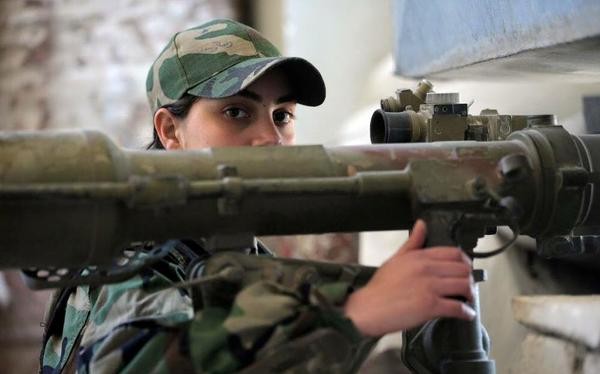 Nữ binh Syria lái tăng, sử dụng vũ khí hạng nặng