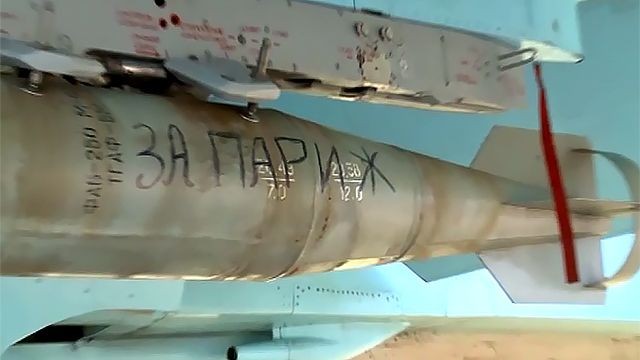 Quân Nga viết lên bom và tên lửa đánh IS: ‘”Vì người Nga, vì Paris” 