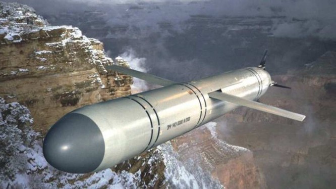 Cận cảnh vụ phóng tên lửa Kalibr từ tàu ngầm Nga