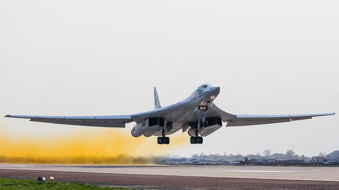 Máy bay ném bom mang tên lửa siêu thanh Tu-160