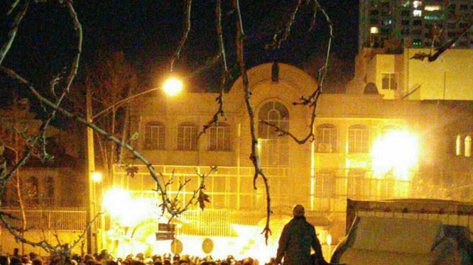 Nóng: Đại sứ quán Ả rập Xê út ở thủ đô Teheran, Iran bị tấn công