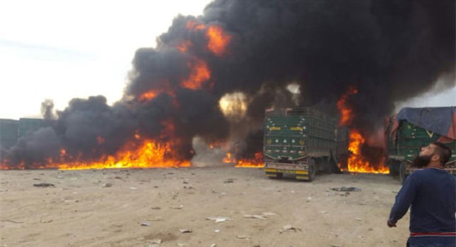 Bãi xác xe chở dầu IS bị không quân Nga hỏa thiêu
