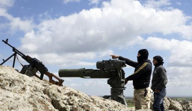Các chiến binh Hồi giáo cực đoan FSA với vũ khí chống tăng Mỹ TOW trên chiến tuyến chống quân đội Syria ở vùng nông thôn phía Tây Bắc tỉnh Daraa