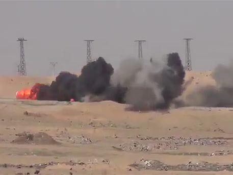 Video: Cận cảnh xe bom cảm tử IS trúng tên lửa phát nổ dữ dội