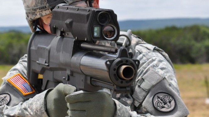 Năm 2017, lính thủy đánh bộ Mỹ nhận súng phóng lựu thông minh XM25