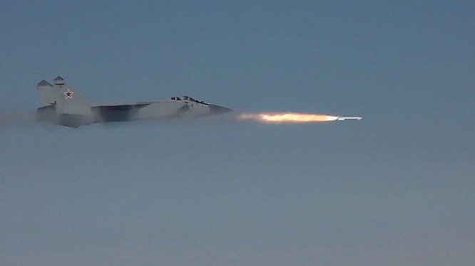 Video: Siêu tiêm kích đánh chặn MiG- 31 tiêu diệt mục tiêu