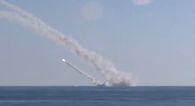Tàu ngầm "Rostov-on-Don" lớp Kilo 636 phóng tên lửa hành trình Kalibr trên biển Địa Trung Hải tấn công khủng bố ở Syria