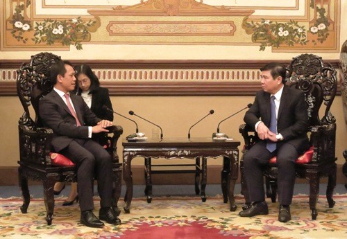 Chủ tịch UBND TP.HCM Nguyễn Thành Phong (phải) trao đổi với Chủ tịch kiêmTổng giám đốc Siemens Việt Nam - Ảnh: HCMCityWeb.