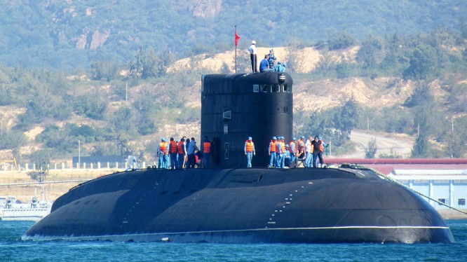 Tàu ngầm Kilo Việt Nam trên vịnh Cam Ranh