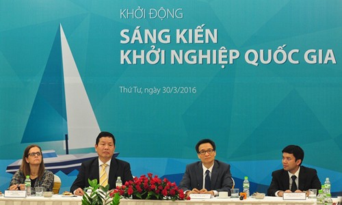 Phó thủ tướng Vũ Đức Đam (thứ 2 từ phải) và Chủ tịch FPT - Trương Gia Bình (ngồi kế) tại hội thảo khởi động Sáng kiến khởi nghiệp quốc gia.