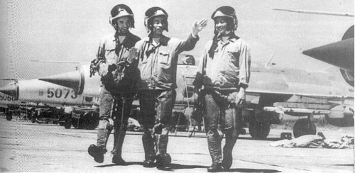 Các phi công thiện xạ của Việt Nam Nguyễn Văn Cốc (hạ 9 máy bay Mỹ, bên phải) và Nguyễn Đức Soát (hạ 6 máy bay Mỹ, bên trái) đang nghe Phạm Thanh Ngân (hạ 8 máy bay Mỹ, ở giữa) kể về một chiến công của mình