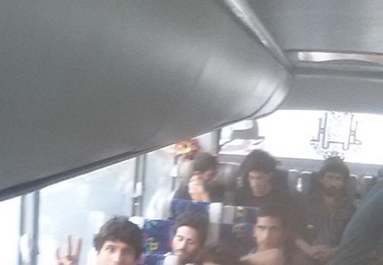 Các binh sĩ tình nguyện Iraq trên xe buýt