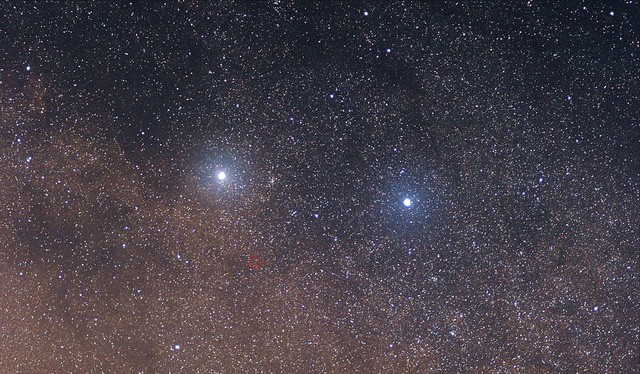 Hai ngôi sao sáng của hệ Alpha Centauri, ngôi sao còn lại nhỏ và phát ra ánh sáng quá yếu ớt để có thể được quan sát từ Trái Đất.