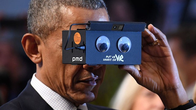 Tổng thống Obama lần đầu sử dụng kính thực tế ảo