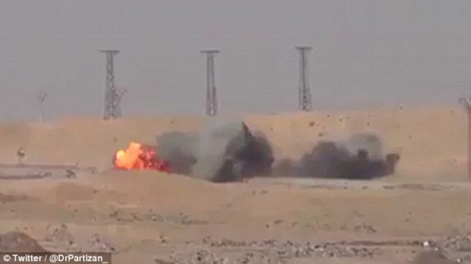 Video: Xem tên lửa Javelin "thiêu" xe bom cảm tử của IS tại Syria