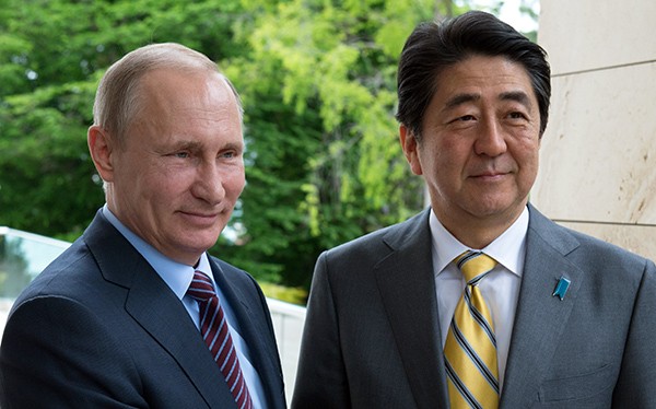 Dấu ấn khắc nghiệp của công việc trên gương mặt hai nhà lãnh đạo Nga - Nhật qua hai năm